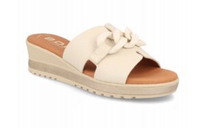 Sandalia de piel para mujer modelo 46727 con eslabones y cuña media